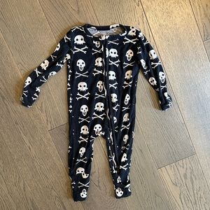 Gigi and max black skull bones footie